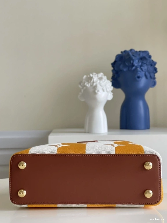 WIS BB CAPUCINES LOUIS VUITTON 0817